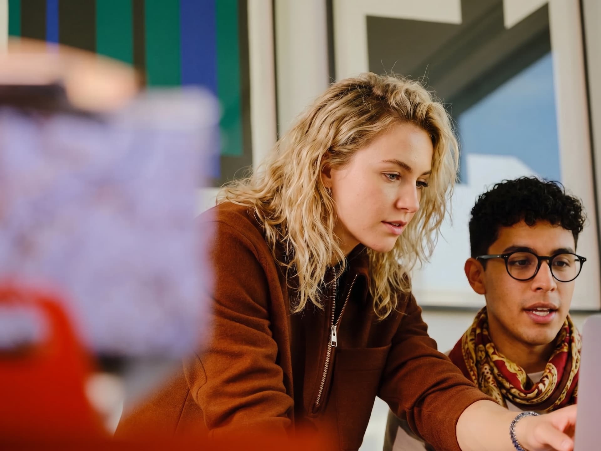 Dos personas analizando datos juntas en una pantalla